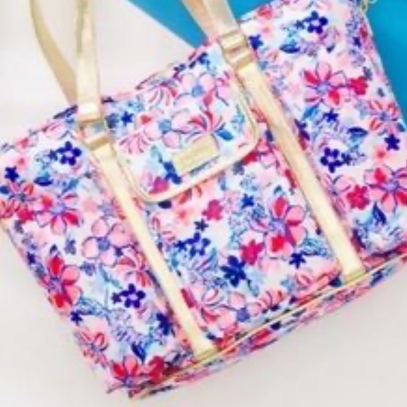Lilly Pulitzer Pink and Blue Travel Bag with Vibrant Design - Picture 2 of 8